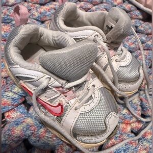 Little kid Girls vintage Nike Baby 6 Nike Kids White and Gray Sneakers with Red